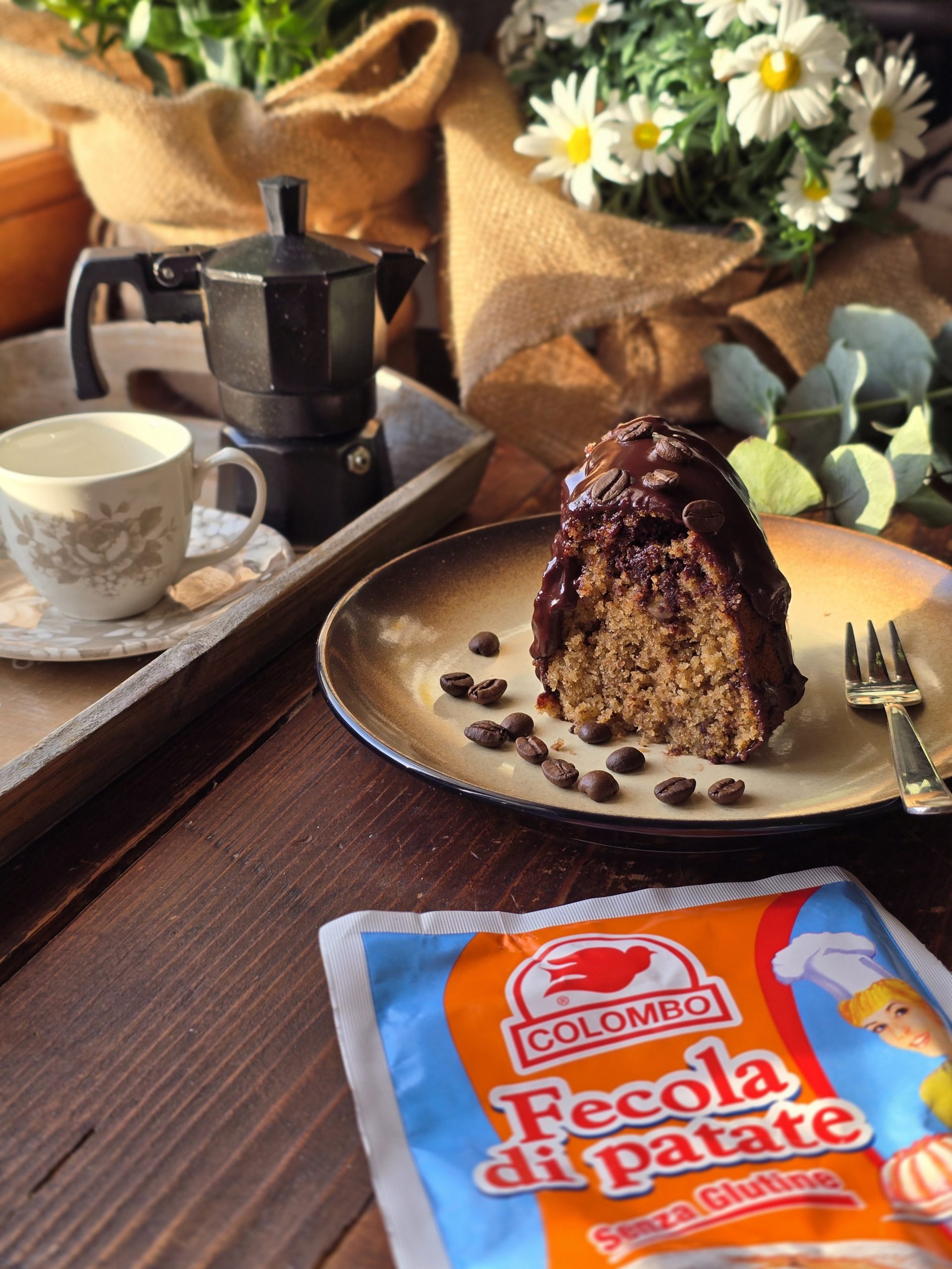 torta al caffè cioccolato con farina di nocciole senza glutine, coperta di ganache fondente